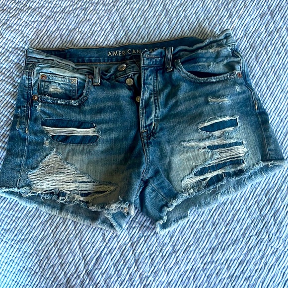 American Eagle, distressed jean shorts, size 6 - Picture 1 of 4